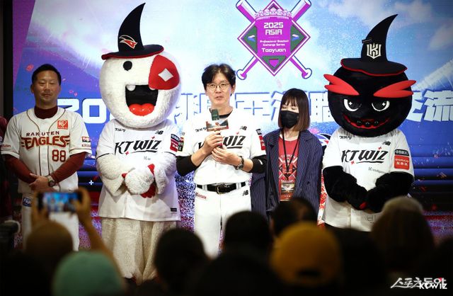 이강철 KT 감독이 6일 대만 타오위안의 모나크 플라자 호텔에서 열린 ‘2025 타오위안 아시아 프로야구 교류전’ 기자회견에 참석해 소감을 전하고 있다. 사진제공｜KT 위즈