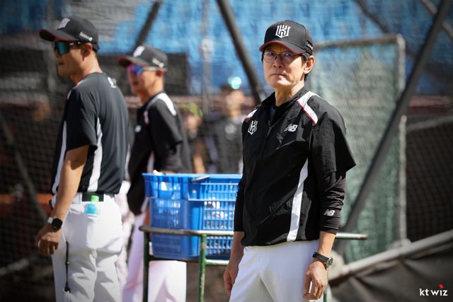 이강철 KT 감독이 6일 라쿠텐 타오위안 야구장에서 열린 ‘2025 타오위안 아시아 프로야구 교류전’ 대비 훈련 도중 선수들을 지켜보고 있다. 사진제공｜KT 위즈