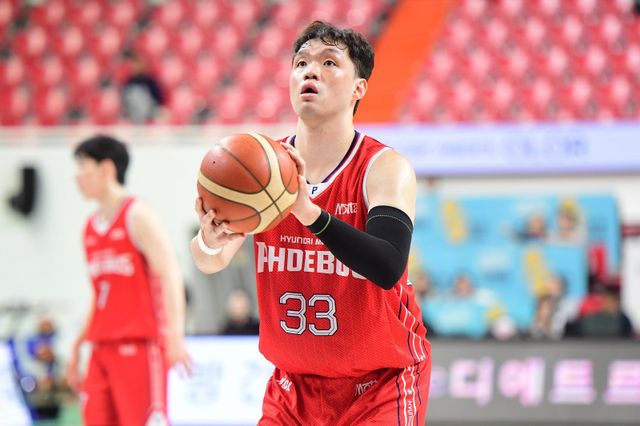 현대모비스 이승현(사진)과 함지훈은 KBL을 대표하는 4번 포지션 선수다. 이들은 한 팀에서 뭉쳐 시너지 효과를 내고 있다. 사진제공｜KBL