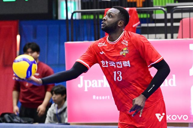 한국전력 베논이 6일 수원체육관에서 열린 OK저축은행과&nbsp;V리그&nbsp;남자부 1라운드 홈경기에서 서브를 준비하고 있다. 베논이&nbsp;36점을 뽑은 한국전력은 3-2로 이겨 개막 3연패 뒤 2연승을 달렸다. 사진제공│KOVO