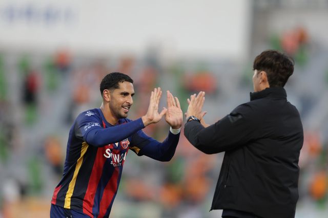 수원FC 공격수 싸박은 축구선수와 가수도 겸하고 있다. K리그1 득점 선두에 올라있는 그는 “남은 시즌 득점왕과 함께 팀의 잔류를 이끌고 싶다”며 “두 목표를 이룬다면 언젠가 이와 관련된 노래를 한 곡 만들 수도 있지 않을까 한다”고 말했다. 사진제공｜한국프로축구연맹