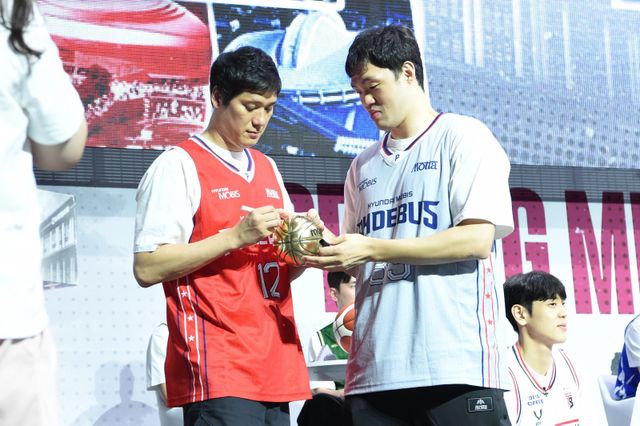 현대모비스 함지훈(왼쪽)과 이승현은 KBL을 대표하는 4번 포지션 선수다. 이들은 한 팀에서 뭉쳐 시너지 효과를 내고 있다. 사진제공｜KBL