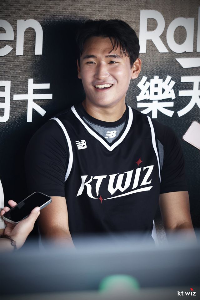 KT 신인 박지훈이 6일 라쿠텐 타오위안 야구장에서 열린 ‘2025 타오위안 아시아 프로야구 교류전’ 대비 훈련을 마친 뒤 취재진과 인터뷰하고 있다. 사진제공｜KT 위즈