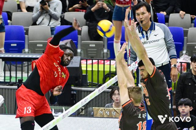 한국전력 베논(왼쪽)이 6일 수원체육관에서 열린 OK저축은행과 V리그 남자부 1라운드 홈경기에서 스파이크를 날리고 있다. 베논이 36점을 뽑은 한국전력은 3-2로 이겨 개막 3연패 뒤 2연승을 달렸다. 사진제공│KOVO