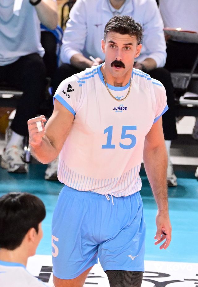 대한항공 헤난 달 조토 감독은 팀의 주포 카일 러셀(사진)의 활약에 만족하면서도 내심 더 발전하기를 바란다. “범실을 더 줄여야 한다”는 조토 감독의 말처럼, 러셀이 완벽에 가까워진다면 대한항공의 정상 탈환도 허상이 아니다. 사진제공｜KOVO