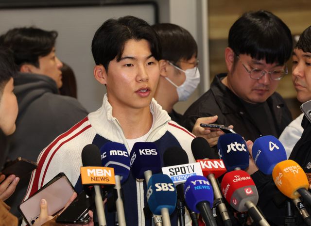 다저스 김혜성이 6일 인천국제공항으로 입국한 뒤 취재진과 인터뷰하고 있다. 그는 빅리그 첫해부터 WS 우승을 이뤄냈다. 인천국제공항｜뉴시스
