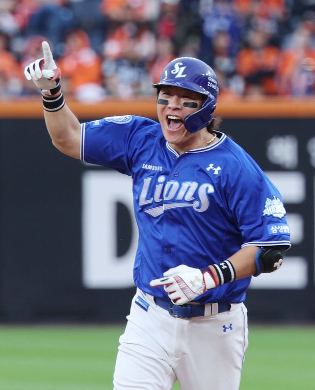 삼성 강민호는 5일 발표된 2026년 프리에이전트(FA) 자격 선수 30명 가운데 최고령 선수다. 올해도 FA를 신청할 것으로 예상되는 그는 어느덧 4번째 FA를 앞두고 있다. 강민호가 이번에도 FA 계약을 성사시키면 KBO 역사상 최초로 4번째 FA 계약을 만든 선수가 된다. 더불어 FA 200억 원 클럽에도 가입할 전망이다. 뉴시스