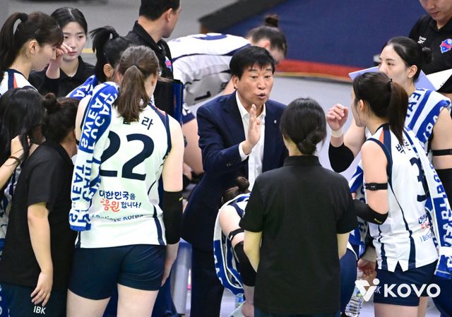 IBK기업은행은 이번 시즌 V리그 여자부에서 리시브 불안에 발목을 잡히며 최하위로 추락했다. 김호철 감독(가운데)은 팀의 부진 원인으로 리시브 불안에 따른 공격력 약화를 지목했다. 아웃사이드 히터 킨켈라와 육서영이 상대 서브를 견뎌내야 팀이 살 수 있다. 사진제공│KOVO