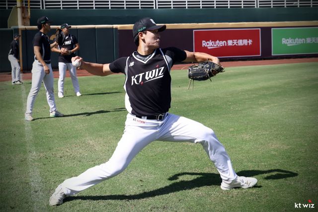 KT 신인 박지훈이 6일 라쿠텐 타오위안 야구장에서 열린 ‘2025 타오위안 아시아 프로야구 교류전’ 대비 훈련 도중 투구 동작을 취하고 있다. 사진제공｜KT 위즈