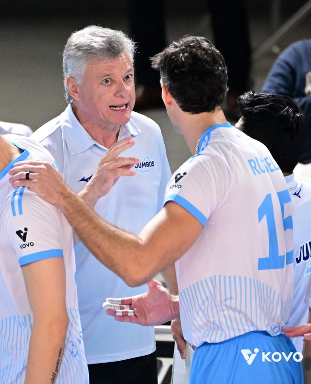 대한항공 헤난 달 조토 감독(왼쪽)은 팀의 주포 카일 러셀의 활약에 만족하면서도 내심 더 발전하기를 바란다. “범실을 더 줄여야 한다”는 조토 감독의 말처럼, 러셀이 완벽에 가까워진다면 대한항공의 정상 탈환도 허상이 아니다. 사진제공｜KOVO