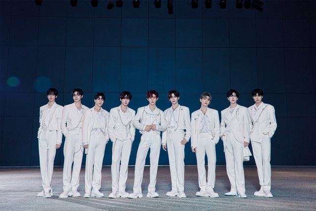 앤팀의 한국 성공과 제로베이스원(사진)·코르티스의 일본 인기 속에 케이팝이 양방향으로 순환·확장하는 ‘글로벌 한류’ 시대가 열리고 있다. &nbsp;케이팝이 각국 문화와 융합해 순환하는 구조로 진화하며 세계 음악 시장의 장기 지배 기반을 다지고 있다는 분석이 나온다. 사진제공｜웨이크원