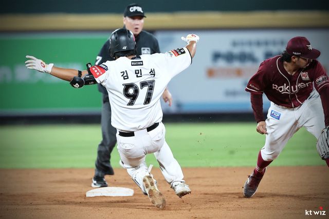 KT 김민석이 7일 라쿠텐 타오위안 야구장에서 열린 ‘2025 타오위안 아시아 프로야구 교류전’ 라쿠텐 골든이글스와 경기 도중 안타를 친 뒤 상대 실책을 틈타 2루로 전력질주하고 있다. 사진제공｜KT 위즈