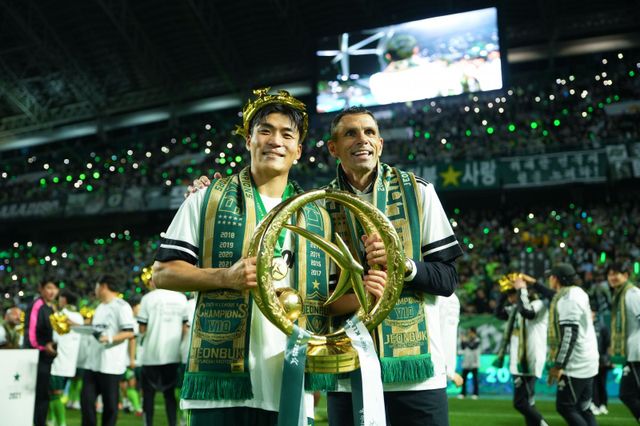 전북의 ‘라데시마’를 완성시킨 거스 포옛 감독(오른쪽)과 주장 박진섭이 8일 전주성에서 진행된 우승 세리머니 도중 트로피를 들고 포즈를 취하고 있다. 사진제공｜전북 현대