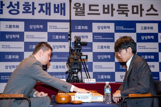 삼성화재배 32강전에서 대국하고 있는 중국 리친청 9단과 신진서 9단(오른쪽) 한국기원 제공