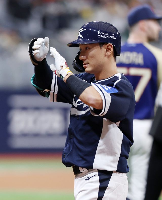 야구국가대표팀 신민재가 9일 고척스카이돔에서 열린 체코와 ‘K-베이스볼시리즈’ 2차전 1회초 우전안타를 쳐낸 뒤 타구를 응시하고 있다. 신민재는 5타수 2안타 1타점의 활약으로 대표팀의 11-1 승리를 이끌었다. 고척｜뉴시스