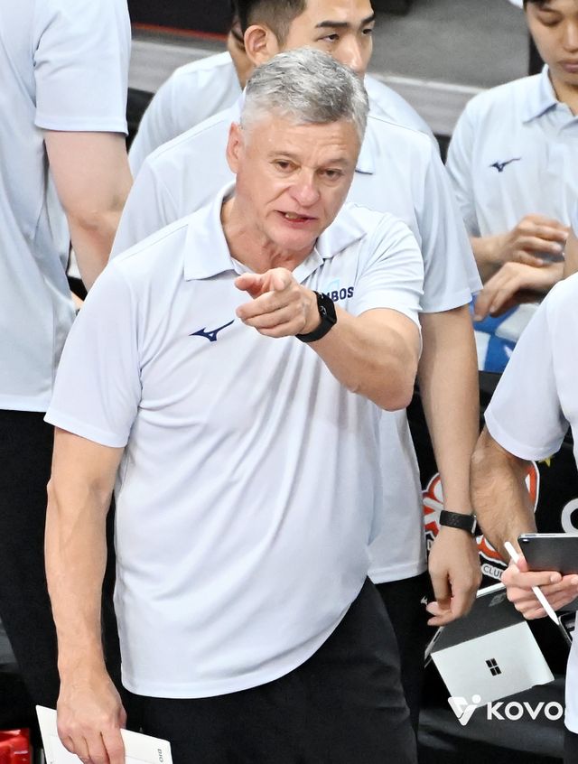 헤난 대한항공 감독은 9일 부산 강서체육관에서 벌어진 OK저축은행과 V리그 남자부 1라운드 원정경기에서 세트스코어 3-1로 이겨 팀의 선두도약을 이끌었다. 그러나 V리그 남자부의 전력평준화가 두드러진 까닭에 방심하지 않는다. 사진제공│KOVO