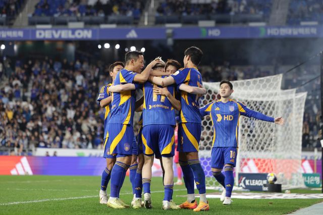 울산 선수들이 9일 울산문수경기장에서 열린 수원FC와 36라운드 홈경기서 루빅손의 선제골이 터지자 한데 모여 기뻐하고 있다. 사진제공｜한국프로축구연맹