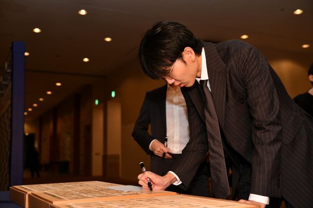 기념 바둑판에 사인하는 신진서 9단