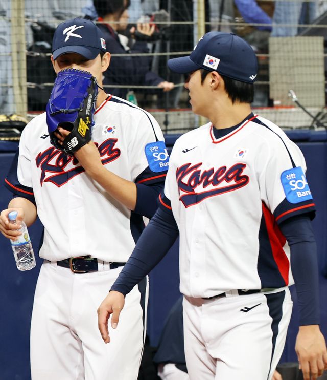 한화 문동주(왼쪽), 삼성 원태인은 ‘K-베이스볼대표팀’에서 가장 강력한 카드로 손꼽힌다. 그러나 이들 2명 모두 정규시즌과 PS까지 긴 일정을 소화한 터라 몸관리도 결코 소홀히 할 수 없다. 류지현 대표팀 감독이 가장 크게 고민하는 포인트다. 4일 고척스카이돔에서 진행한 대표팀 훈련에서 대화 중인 문동주, 원태인. 뉴시스