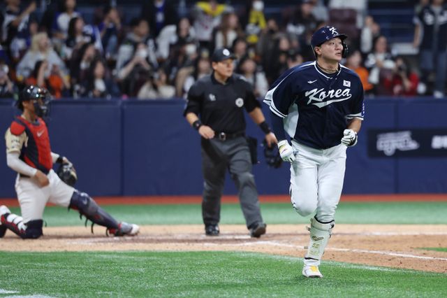 야구국가대표팀 이재원(오른쪽)이 9일 고척스카이돔에서 열린 체코와 ‘K-베이스볼시리즈’ 2차전 9회초 무사 1루서 대타로 나서 2점홈런을&nbsp;쳐낸 뒤 타구를 응시하고 있다. 이재원은 대표팀의 이번 평가전 첫 홈런을 장식하며 11-1 승리에 일조했다. 고척｜뉴시스