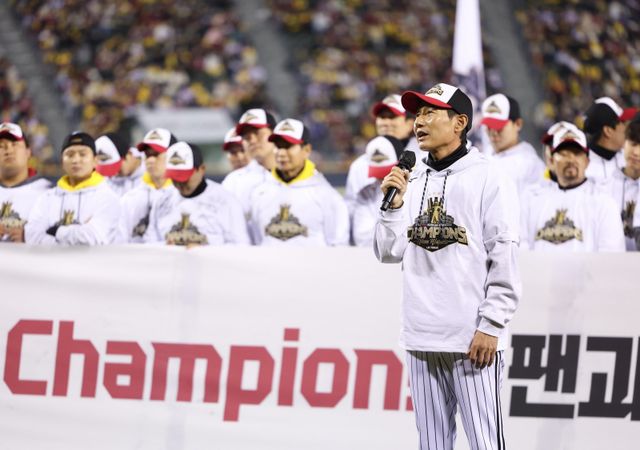 염경엽 감독은 8일 LG와 3년 최대 30억 원 규모의 KBO 역대 감독 최고 대우를 받으며 재계약했다.｜뉴시스