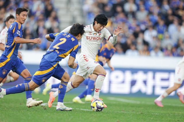 수원FC 안현범(오른쪽)이 9일 울산문수경기장에서 열린 울산과 원정경기 도중 조현택을 제치고 돌파를 시도하고 있다. 사진제공｜한국프로축구연맹