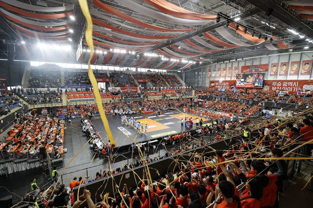 OK저축은행은 2013~2024시즌부터 지난 시즌까지 안산을 연고지로 활동했지만 이번 시즌 부산으로 연고지를 옮겼다. 9일 부산 강서체육관에서 열린 대한항공과 V리그 남자부 1라운드 홈경기에 무려 4270명이 입장해 대박 조짐을 보였다. 사진은 이날 경기장을 가득 채운 관중들. 사진제공│KOVO