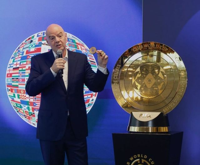 글로벌 스포츠 매체 ‘디 애슬레틱’은&nbsp;8일(한국시간) 지아니 인판티노 FIFA 회장의 트럼프 대통령을 향한 지지 발언을 공개했다. 인판티노 회장은 7일 미국 마이애미에서 열린 ‘아메리칸 비즈니스 포럼’에 참석해 “트럼프 대통령은 약속한 것을 실행하는 지도자다. 그는 자신이 생각하는 바를 솔직히 말하며, 많은 사람들이 속으로 생각하지만 감히 말하지 못하는 말을 대신한다. 그래서 성공한 것”이라며&nbsp;“나는 그가 하는 일을 모두가 지지해야 한다고 생각한다. 지금 잘되고 있다”고 말했다. 워싱턴｜AP뉴시스