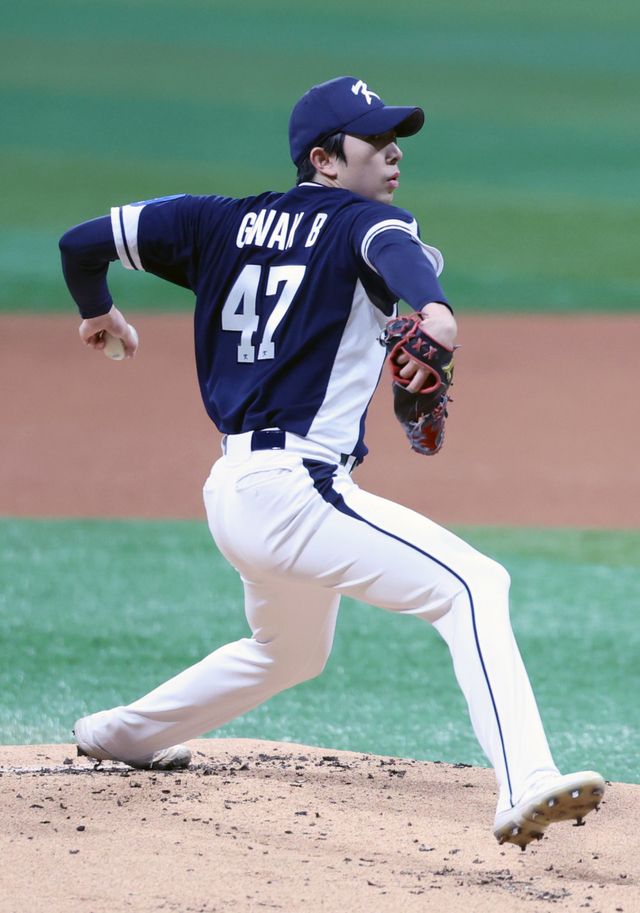 오원석이 9일 고척스카이돔에서 열린 체코와 ‘2025 네이버 K-베이스볼시리즈’ 2차전에 선발등판해 역투하고 있다. 이날 오원석은 곽빈의 유니폼을 입고 2이닝 무실점 호투를 펼쳤다. 고척｜뉴시스