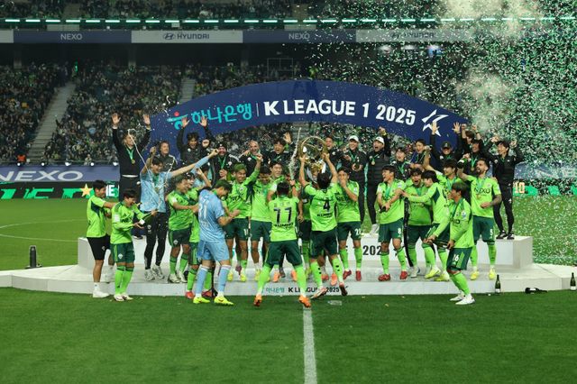 전북 주장 박진섭이 8일 전주성에서 진행된 K리그1 우승 세리머니에서 트로피를 번쩍 들어올리자 선수들이 일제히 환호하고 있다. 사진제공｜전북 현대