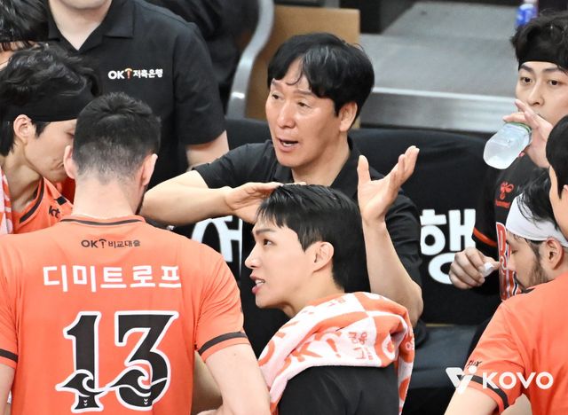 신영철 OK저축은행 감독(가운데)이&nbsp;9일 부산&nbsp;강서체육관에서 열린 대한항공과 V리그 남자부 홈경기 도중 작전타임을 갖고&nbsp;있다. 이날 OK저축은행은 연고지를 부산으로 이전한 뒤 첫 홈경기를 가졌지만 1-3으로 패했다. 사진제공│KOVO