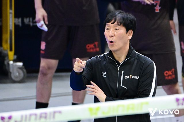 신영철 OK저축은행 감독은 9일 부산 강서체육관에서 열릴 대한항공과 V리그 남자부 홈경기를 앞두고 떨리는 마음을 감추지 못했다. 이날 경기는 OK저축은행이 안산에서 부산으로 연고지를 이전한 뒤 처음으로 치르는 홈경기다. 사진제공│KOVO