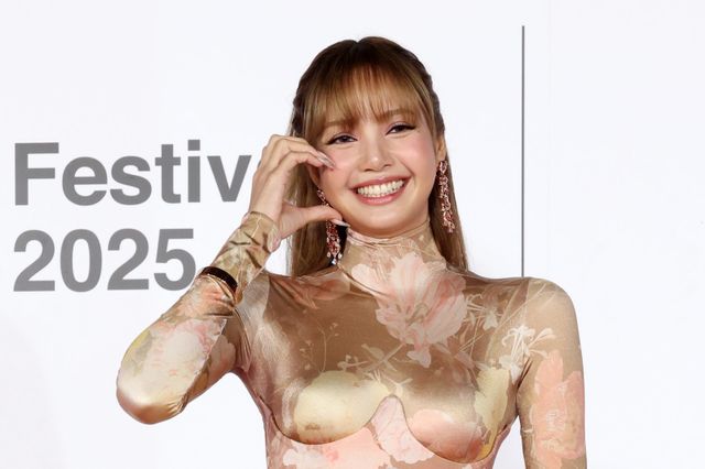 [부산=뉴시스] 박진희 기자 = 블랙핑크 리사가 부산 해운대구 영화의전당에서 열린 제30회 부산국제영화제 개막식 레드카펫 행사에 참석하고 있다. 2025.10.17. pak7130@newsis.com