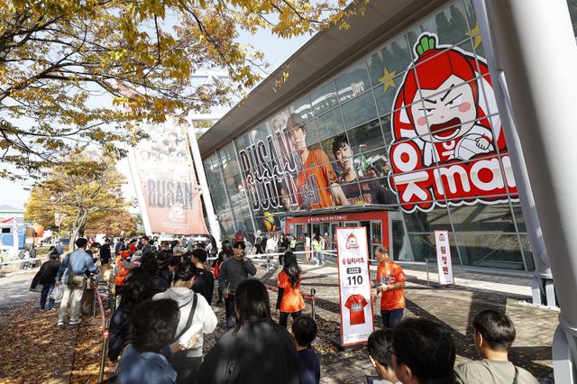 OK저축은행은 2013~2024시즌부터 지난 시즌까지 안산을 연고지로 활동했지만 이번 시즌 부산으로 연고지를 옮겼다. 9일 부산&nbsp;강서체육관에서 열린&nbsp;대한항공과 V리그 남자부 1라운드 홈경기에 무려 4270명이 입장해 대박 조짐을 보였다. 사진은 이날 경기전부터 장사진을 이룬&nbsp;관중들.&nbsp;사진제공│KOVO