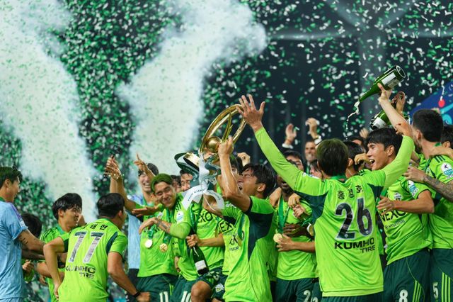 캡틴 박진섭이 8일 전주성에서 진행된 K리그1 우승 세리머니에서 우승 트로피를 들어올리자 전북 선수들이 함께 환호하고 있다. 사진제공｜전북 현대