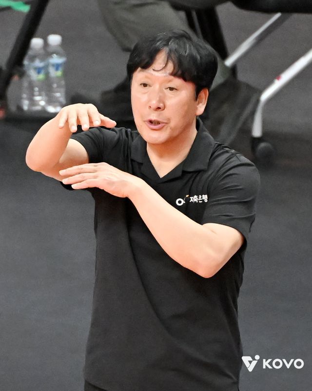 신영철 OK저축은행 감독은 9일 부산 강서체육관에서 열린 대한항공과 V리그 남자부 1라운드 홈경기에서 1-3으로 패한 뒤 팬들에게 미안함을 감추지 못했다. 연고지 이전 후 첫 홈경기에서 팬들에게 승리를 선물하지 못했기 때문이다. 사진제공│KOVO