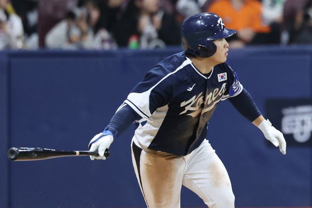 야구국가대표팀 문현빈이 9일 고척스카이돔에서 열린 체코와 ‘K-베이스볼시리즈’ 2차전 6회초 2타점 적시타를 쳐낸 뒤 타구를 응시하고 있다. 문현빈은 5타수 3안타 3타점의 맹타를 휘두르며 대표팀의 11-1 승리를 이끌었다. 고척｜뉴시스