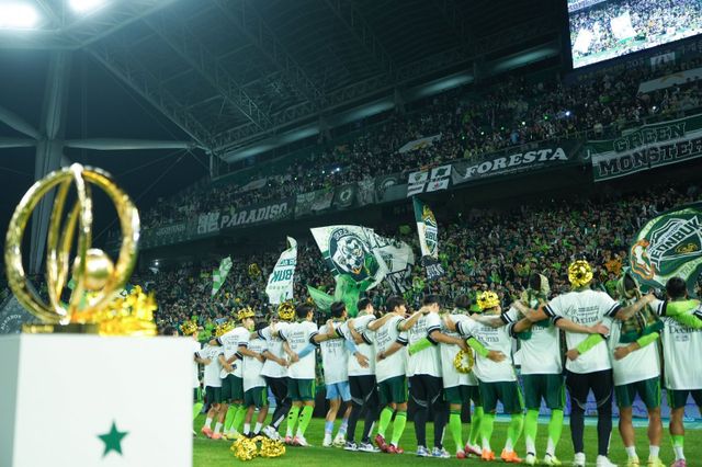 전북 선수들이 8일 전주성에서 진행된 우승 행사 도중 트로피를 배경으로 홈팬들과 함께 특유의 ‘오오렐레’ 세리머니를 하며 열기를 고조시키고 있다. 사진제공｜전북 현대