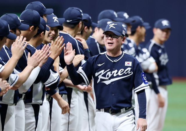 한화 문동주, 삼성 원태인은 ‘K-베이스볼대표팀’에서 가장 강력한 카드로 손꼽힌다. 그러나 이들 2명 모두 정규시즌과 PS까지 긴 일정을 소화한 터라 몸관리도 결코 소홀히 할 수 없다. 류지현 대표팀 감독(오른쪽)이 가장 크게 고민하는&nbsp;포인트다. 9일 고척스카이돔에서 열린 체코와 2번째 평가전에 앞서 하이파이브를 하는 류 감독. 고척｜뉴시스