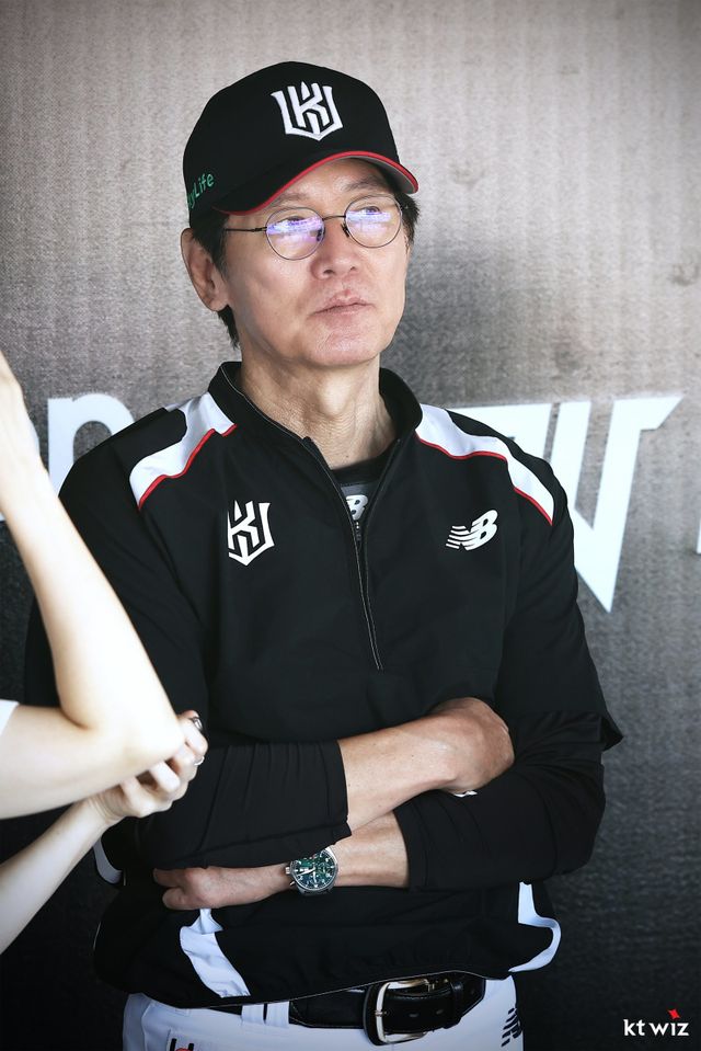 이강철 KT 감독이 6일 라쿠텐 타오위안 야구장에서 열린 ‘2025 타오위안 아시아 프로야구 교류전’ 대비 훈련 도중 취재진과 인터뷰하고 있다. 사진제공｜KT 위즈