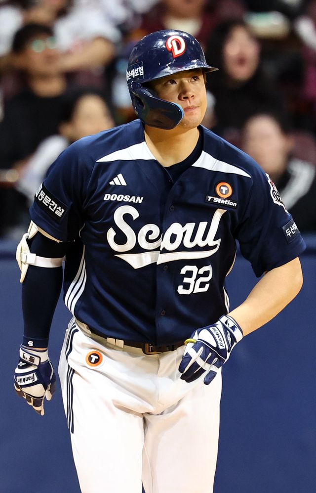 두산 김재환이 2026년 FA 권리 행사를 포기했다. 내년 활약에 따라 제대로 대우를 받을 수 있기에 어느 때보다 준비과정이 중요하다. 첫 FA 계약(4년 115억 원) 당시 평가였던 “대체불가”의 가치를 입증해야 한다. 뉴시스