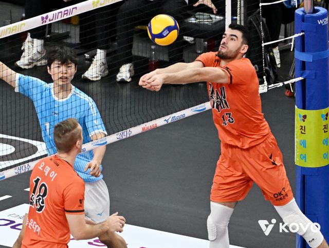 OK저축은행 디미트로프(오른쪽) 9일 부산&nbsp;강서체육관에서 열린 대한항공과 V리그 남자부 홈경기에서 이단연결을 시도하고 있다. 이날 OK저축은행은 연고지를 부산으로 이전한 뒤 첫 홈경기를 가졌지만 1-3으로 패했다. 사진제공│KOVO