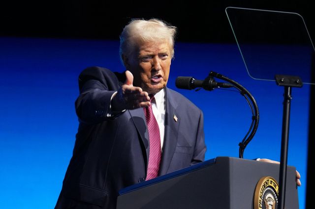 글로벌 스포츠 매체 ‘디 애슬레틱’은&nbsp;8일(한국시간) 지아니 인판티노 FIFA 회장의 트럼프 대통령을 향한 지지 발언을 공개했다. 인판티노 회장은 7일 미국 마이애미에서 열린 ‘아메리칸 비즈니스 포럼’에 참석해 “트럼프 대통령은 약속한 것을 실행하는 지도자다. 그는 자신이 생각하는 바를 솔직히 말하며, 많은 사람들이 속으로 생각하지만 감히 말하지 못하는 말을 대신한다. 그래서 성공한 것”이라며&nbsp;“나는 그가 하는 일을 모두가 지지해야 한다고 생각한다. 지금 잘되고 있다”고 말했다. 마이애미(미 플로리다주)｜AP뉴시스