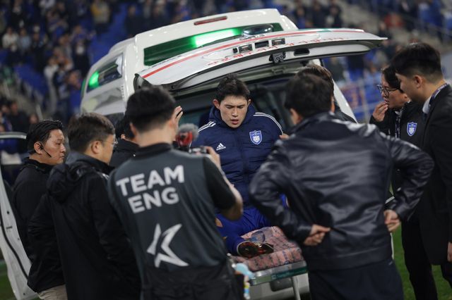 노상래 울산 감독대행은 9일 수원FC와 홈경기가 끝난 뒤 이동경의 부상에 대해&nbsp;“감독으로선 팀을 위해 헌신해준 (이)동경이에게&nbsp;미안하다.&nbsp;큰 부상이 아니었으면 한다”고 말했다. 사진제공｜한국프로축구연맹