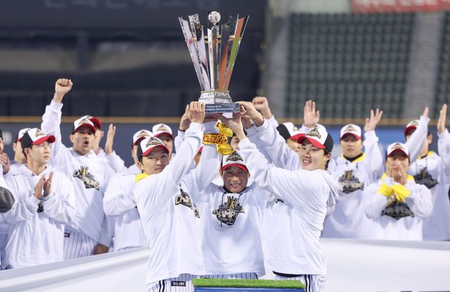 염경엽 감독(가운데)은 8일 LG와 3년 최대 30억 원 규모의 KBO 역대 감독 최고 대우를 받으며 재계약했다.｜뉴시스