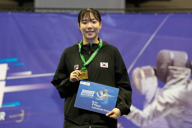 전하영이 9일(한국시간) 알제리 알제에서 열린 국제펜싱연맹(FIE) 사브르 월드컵 여자 개인전 결승에서 슈가르 카틴카 바타이(헝가리)를 15-12로 제압하고 정상에 오른 뒤 금메달을 목에 걸고 환하게 웃고 있다. 알제(알제리)｜AP뉴시스
