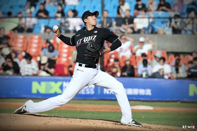 KT 김동현이 9일 라쿠텐 타오위안 야구장에서 열린 ‘2025 타오위안 아시아 프로야구 교류전’ 라쿠텐 몽키스와 경기에 선발등판해 역투하고 있다. 사진제공｜KT 위즈