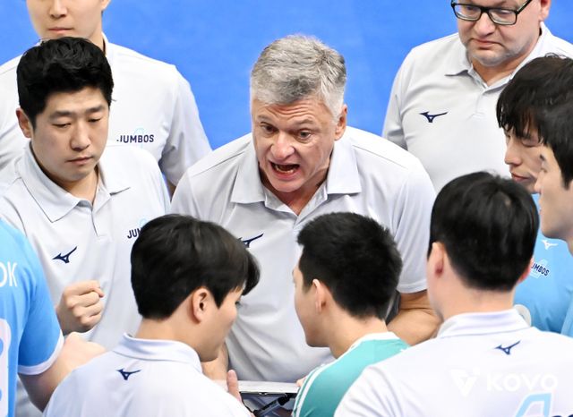 헤난 달 조토 대한항공 감독이 지난달 28일 한국전력과 원정경기 도중 선수들에게 작전을 지시하고 있다. 사진제공｜KOVO