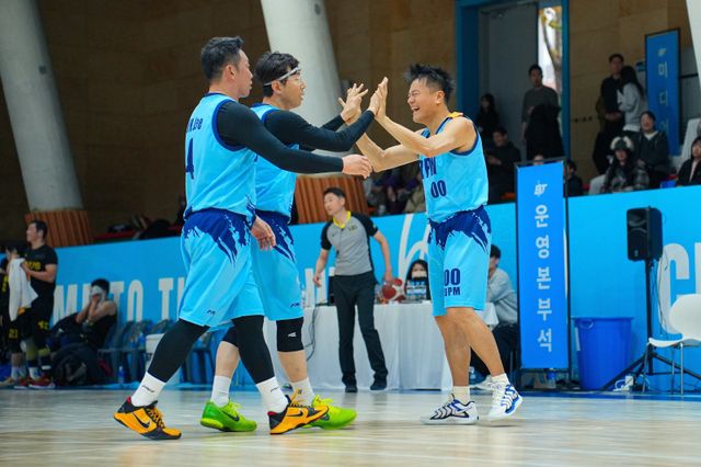 박진영이 지난달 29일부터 이틀간 배재고 체육관에서 열린 ‘2025 JYP 아마추어 자선 농구 대회’ 도중 동료와 기쁨을 나누고 있다. 사진제공｜JYP엔터테인먼트