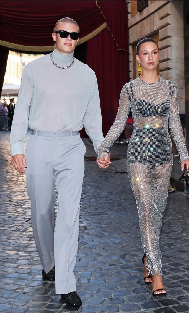 맨체스터 시티의 엘링 홀란(왼쪽)과 여자친구 이사벨 요한센이 이탈리아 로마의 한 명품 브랜드 행사에 참석한 모습. 요즘 EPL 클럽들은 선수들의 만족도 못지않게 가족들의 향수병을 줄이기 위한 다양한 프로그램을 마련하고 있다. 사진출처｜엘링 홀란 인스타그램